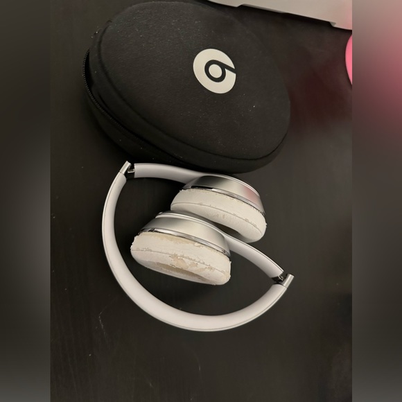 Beats silver grey with case/wires used - Picture 2 of 3